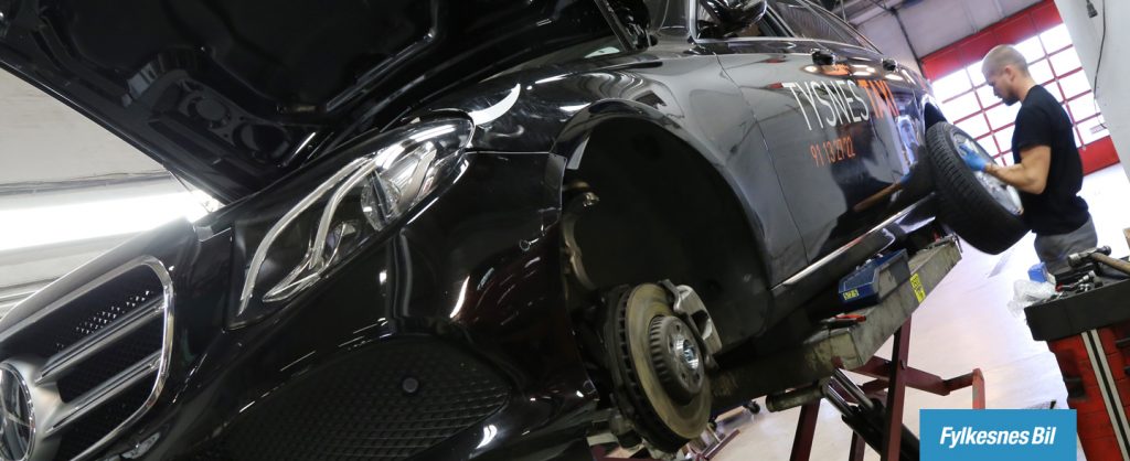 Mekaniker på merkeverksted legger om hjul på en Mercedes-Benz